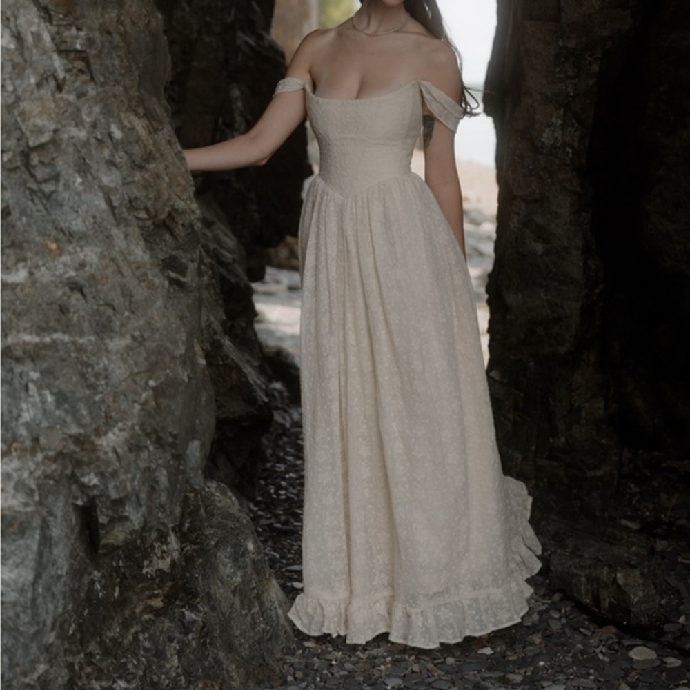 Off-Shoulder Cream Lace Evening Dress